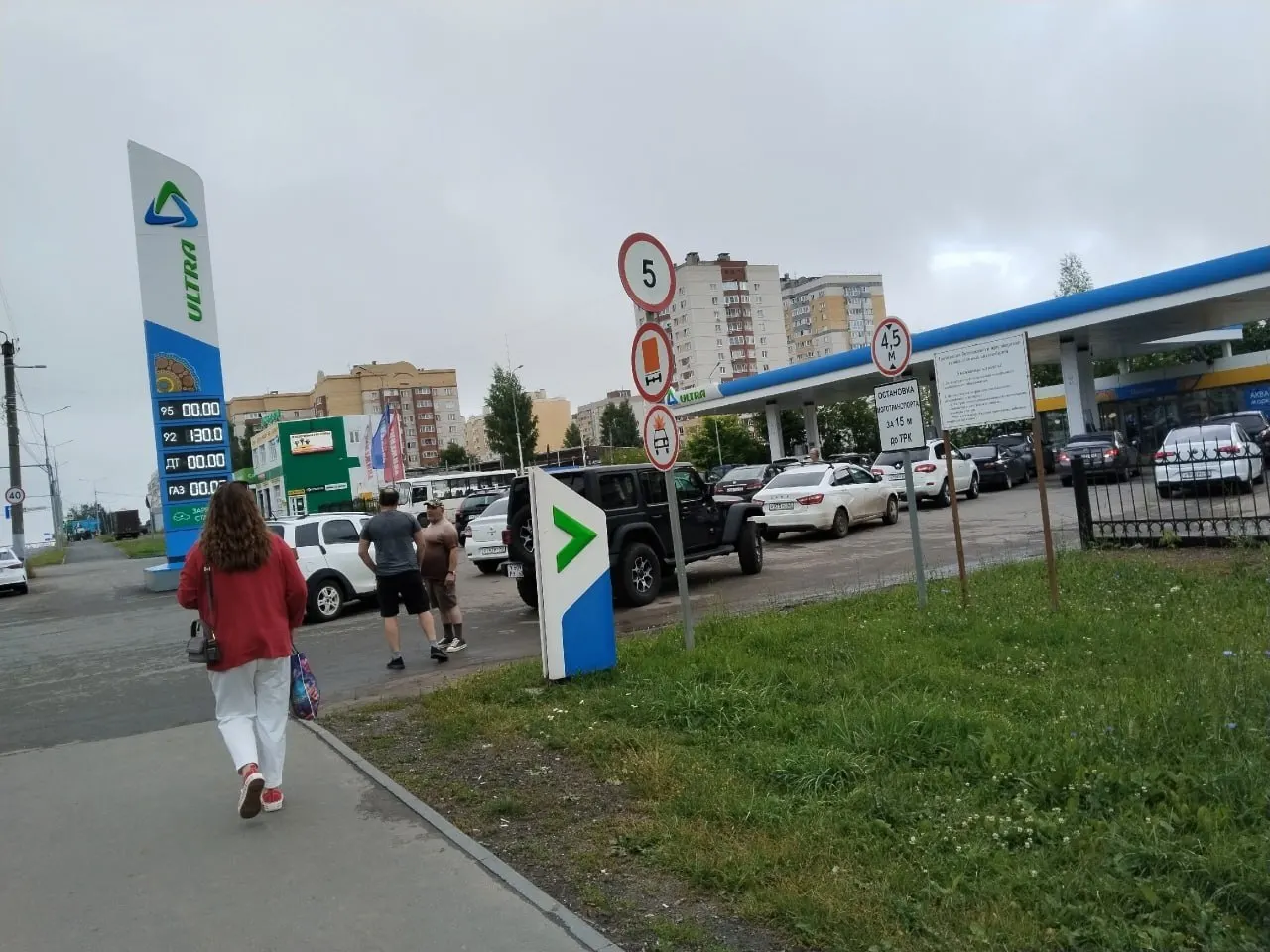 У автозаправки напротив Гринхауса продолжают продавать бензин по 130 ₽ за литр — за такой ценой выстроилась небольшая очередь.