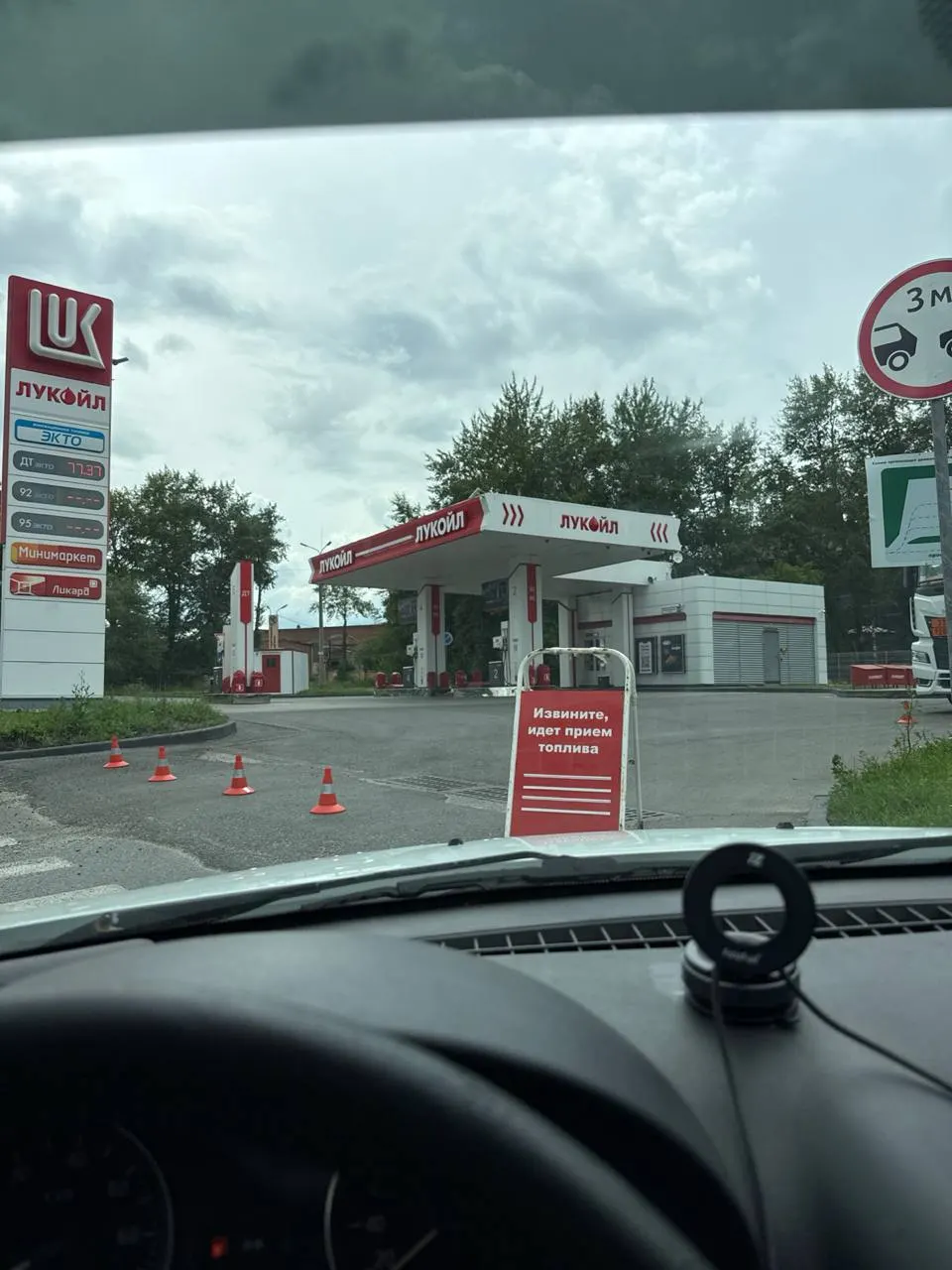 С сегодняшнего утра сеть АЗС «Лукойл» ввела лимит на отпуск бензина — до 20 л на покупателя. Водители жалуются на отсутствие предупреждений и растущие очереди на заправках.
