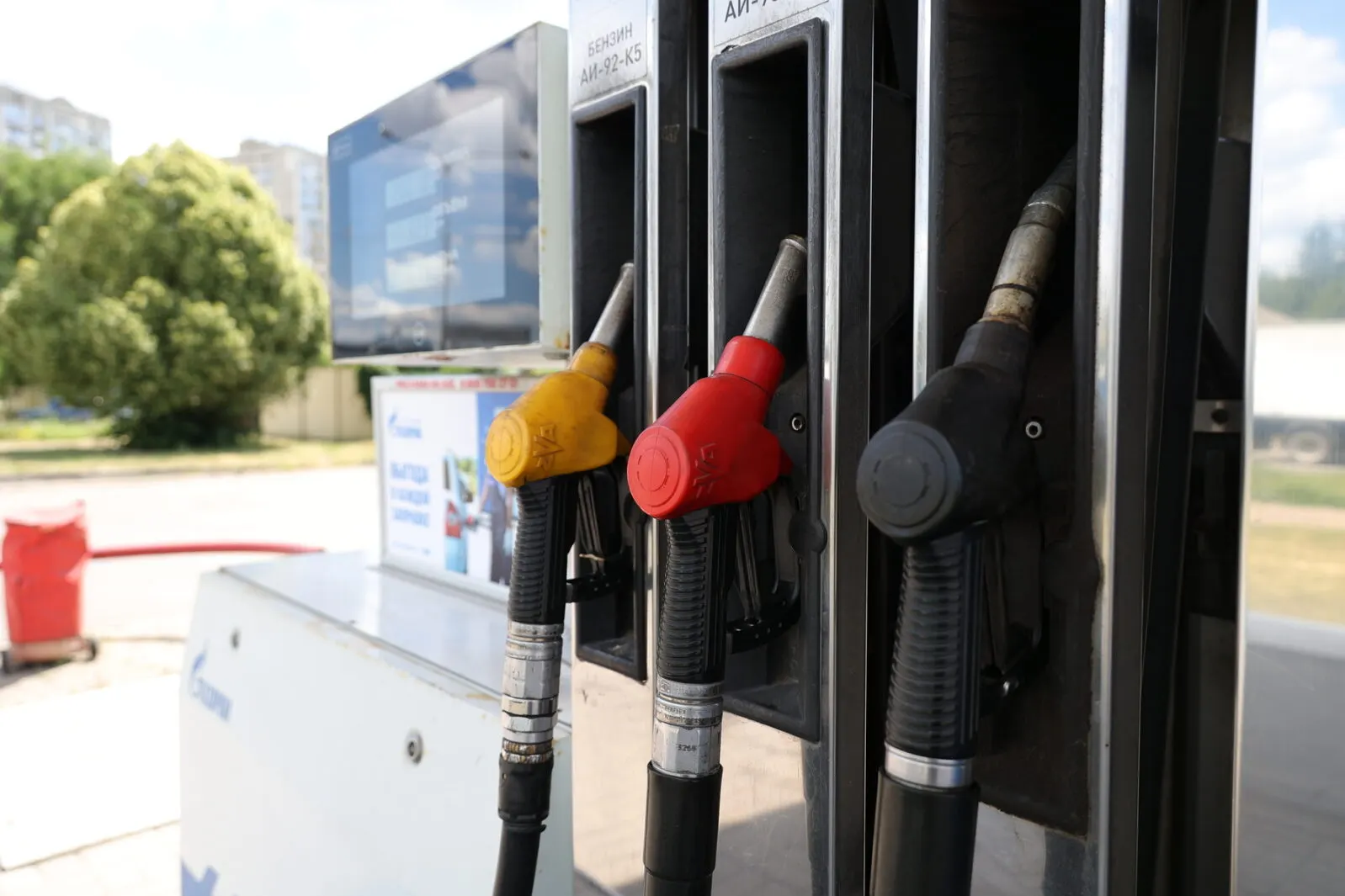 В первую очередь нефтепродуктами предложено снабжать госзаказы и оборонные нужды; независимые заправки и розничные продажи могут столкнуться с долговременным дефицитом и двухуровневой системой снабжения.