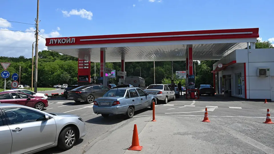 Цена белорусского бензина АИ‑92 на бирже за неделю выросла на 6% — до 127 тыс. руб./т; с начала мая рост составил 1,8 раза. Ограниченные мощности НПЗ и проблемы с логистикой мешают быстро восполнить дефицит, поэтому правительство расширяет импорт.