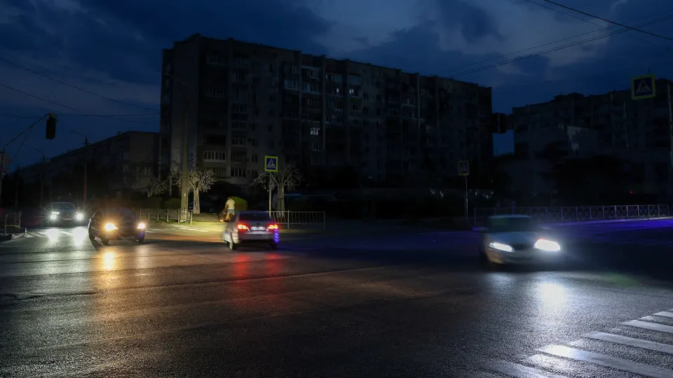 В ряде регионов, включая Крым, из‑за дефицита бензина и роста цен сокращены автобусные маршруты и увеличены интервалы движения; в некоторых субъектах также выросла стоимость проезда. Производство топлива резко упало, власти ввели ограничения на экспорт и ищут внешние поставки.