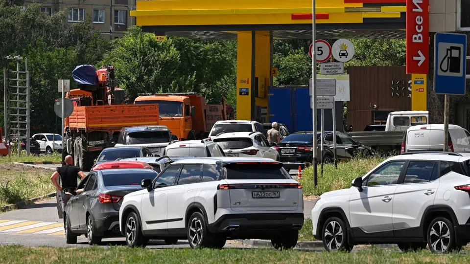 В июне поставки автобензина из Беларуси в Россию резко выросли — до исторического максимума — на фоне дефицита топлива в регионах и сокращения переработки на ряде российских НПЗ.