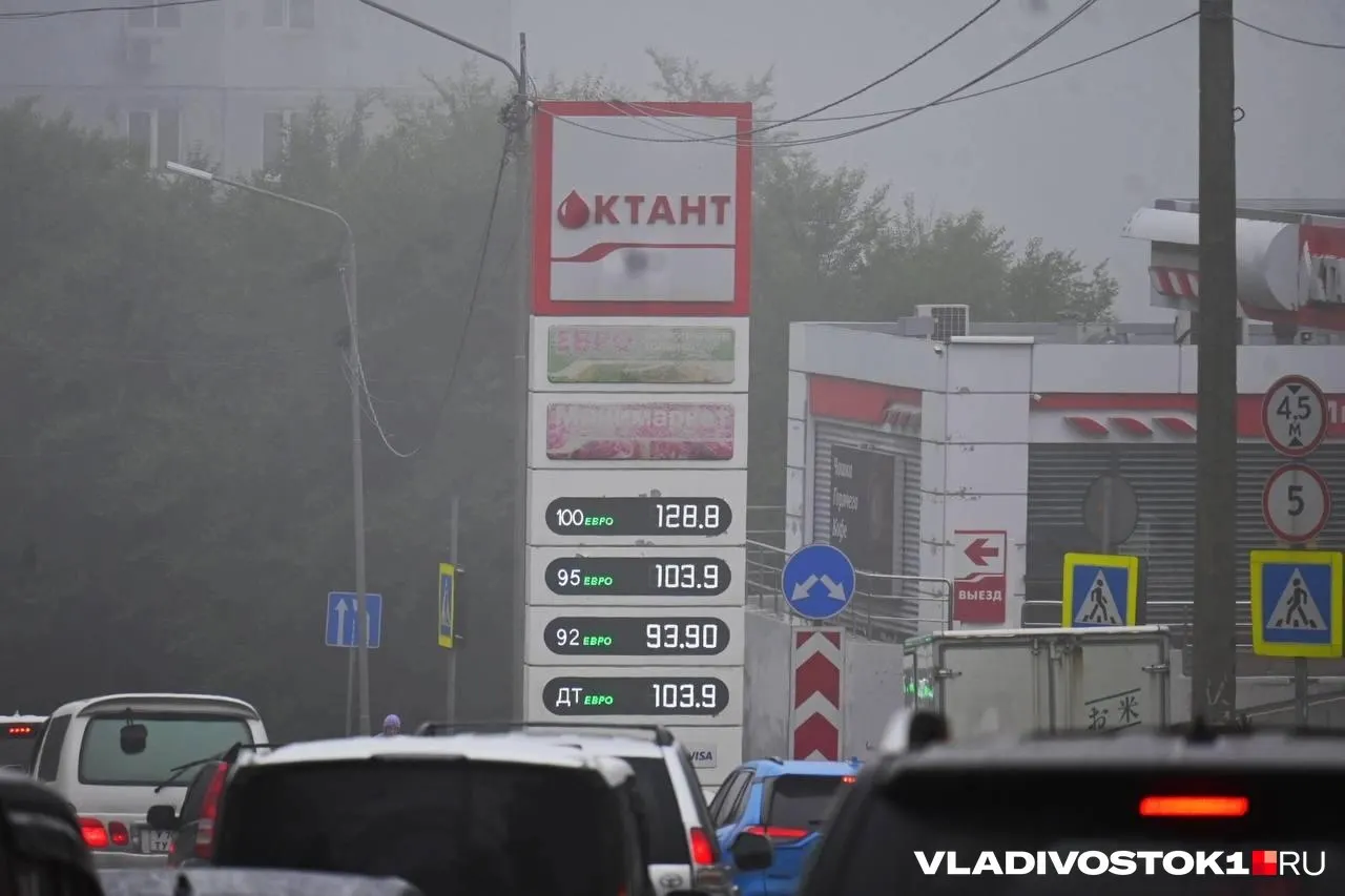 На некоторых заправках города цена АИ‑95 выросла с 99,5 до 103,9 руб., АИ‑92 — до 93,9 рубля; изменение произошло за два дня.