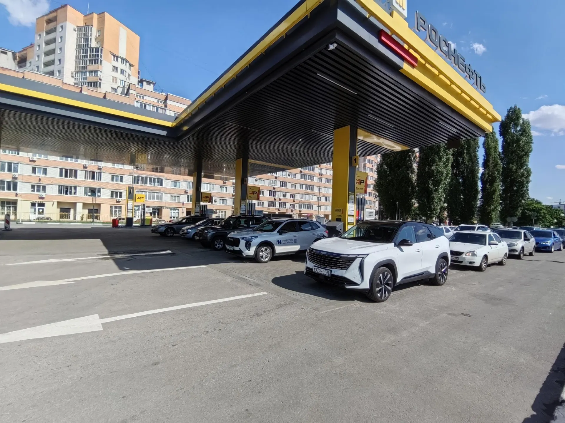 Поставки топлива улучшились, очереди на АЗС сократились, но дефицит пока не полностью преодолён — региональные власти поручили проверку цен.