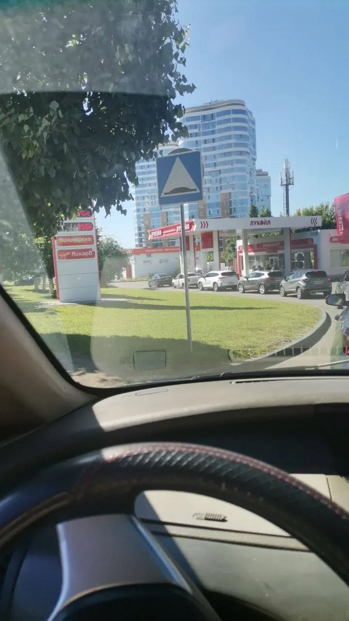 В республике ввели временный запрет на продажу бензина в канистры на фоне дефицита топлива. Логистические затруднения в Поволжье приводят к задержкам поставок продуктов, а ритейлеры пересмотрели закупки, что усиливает рост цен.