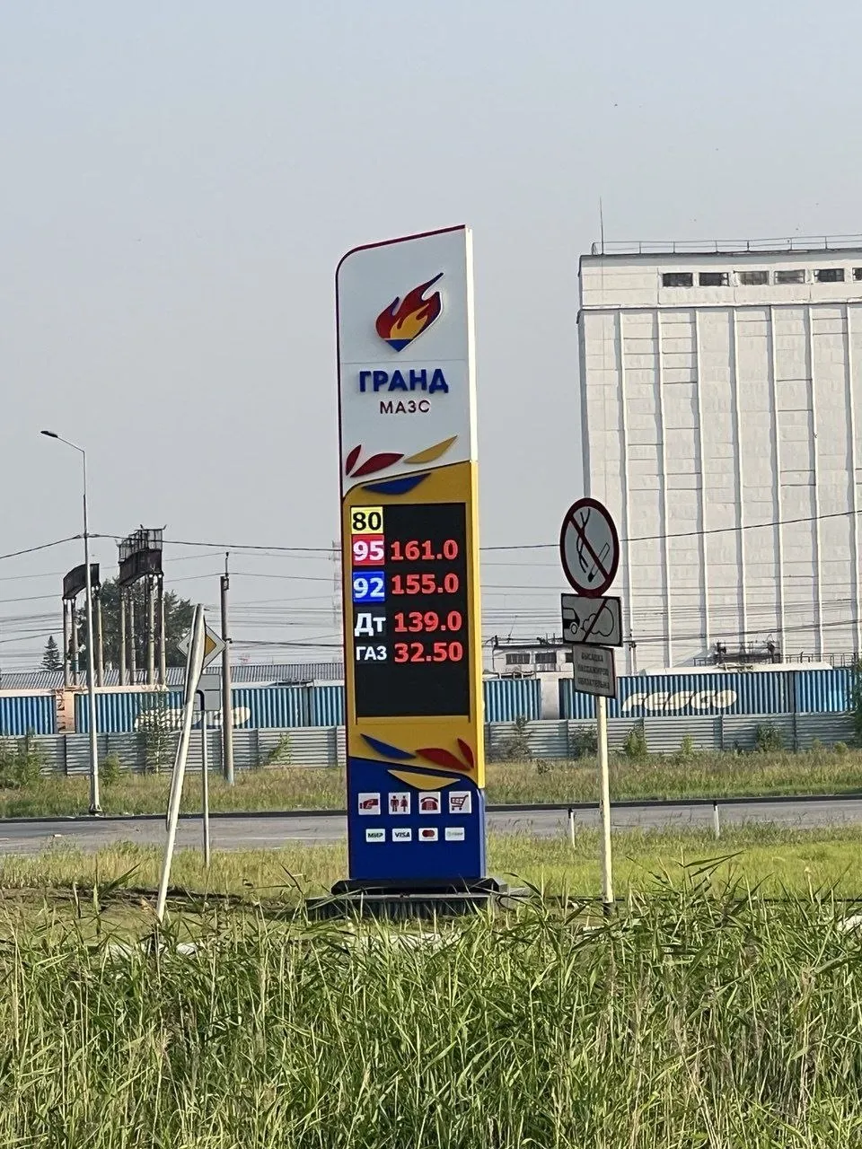 Недостаток бензина в ряде регионов Сибири создаёт риск приостановки работы ЖКХ и агросектора. Местные власти сигнализируют о критической ситуации, региональные чиновники обещают поставки, но очереди и рост цен сохраняются.