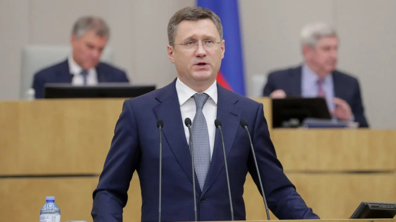 Из‑за летнего пика спроса и внеплановых ремонтов НПЗ власти готовят дополнительные меры — обсуждаются ограничения экспорта дизеля и использование резервов бензина.