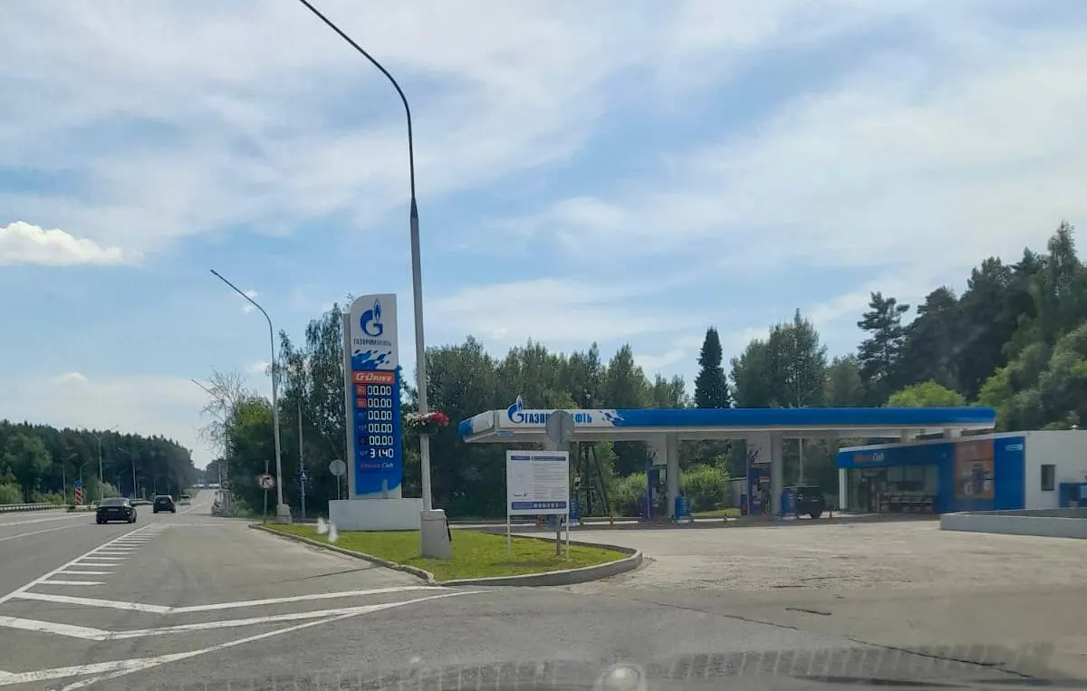 Губернатор Томской области объяснил длинные очереди на автозаправках повышенным спросом и тем, что многие водители доливают по 10–15 литров до полного бака, при этом власти утверждают, что дефицита топлива нет. Жители выражают сомнения.