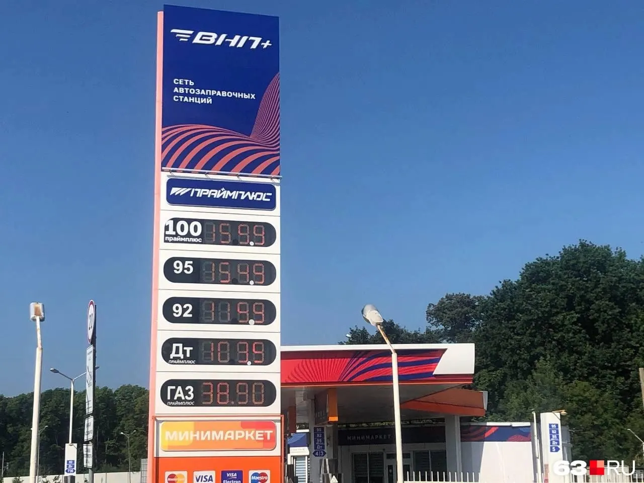 На автозаправке сети «ВНП» зафиксировали цену 159,9 руб./л — в сети обсуждают, насколько скоро стоит ждать 200 рублей за литр.