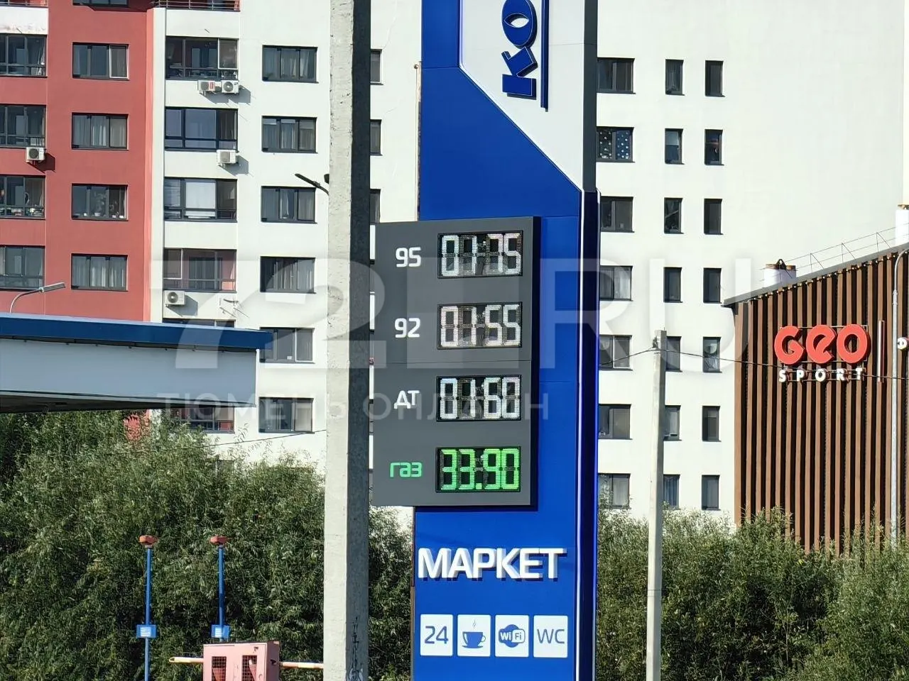 В отдельных небольших автозаправках Тюмени литр АИ‑95 продают по 175 руб., при этом на некоторых АЗС наблюдаются очереди и дефицит бензина.