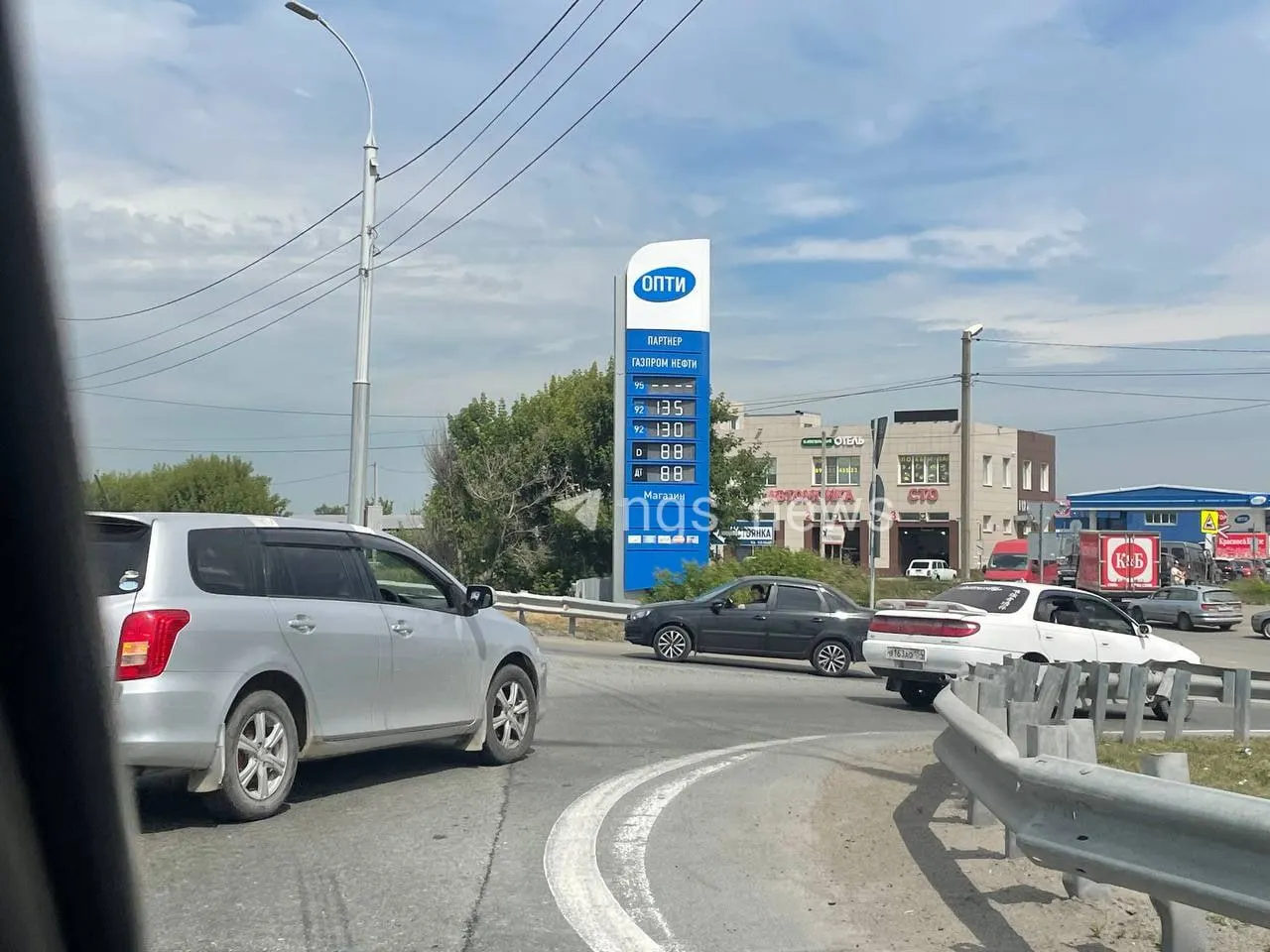 На автозаправке недалеко от аэропорта Толмачёво литр бензина АИ‑92 продают по 130 рублей, АИ‑95 — по 135.