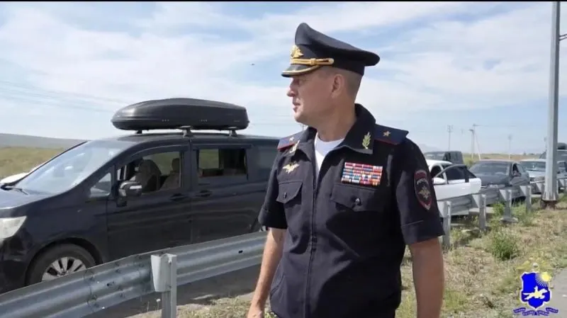 В нескольких регионах Сибири фиксируют дефицит топлива и многокилометровые очереди на АЗС; цены повышаются, электронная очередь через QR‑коды не справилась, власти рассматривают меры для льготных категорий.