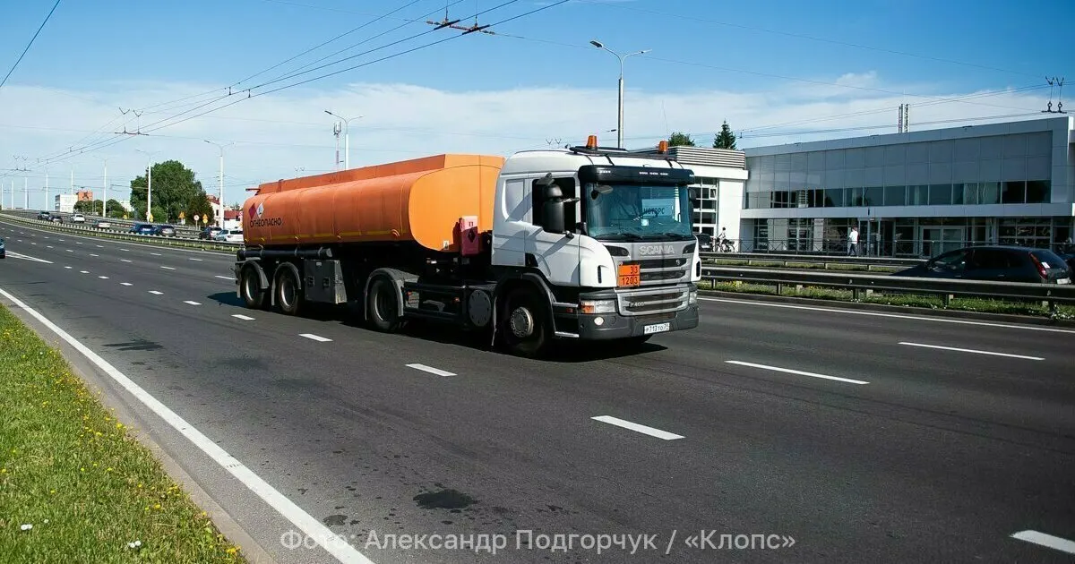 Бензин АИ‑92 снова доступен на 35 заправках сети в регионе; введены лимиты на отпуск — до 30 л бензина и до 100 л дизеля за раз.
