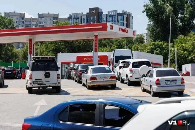 В мэрии Сочи заявили, что в курортный сезон проблем с поставками топлива не наблюдается: рост цен и очереди на заправках остаются незначительными.