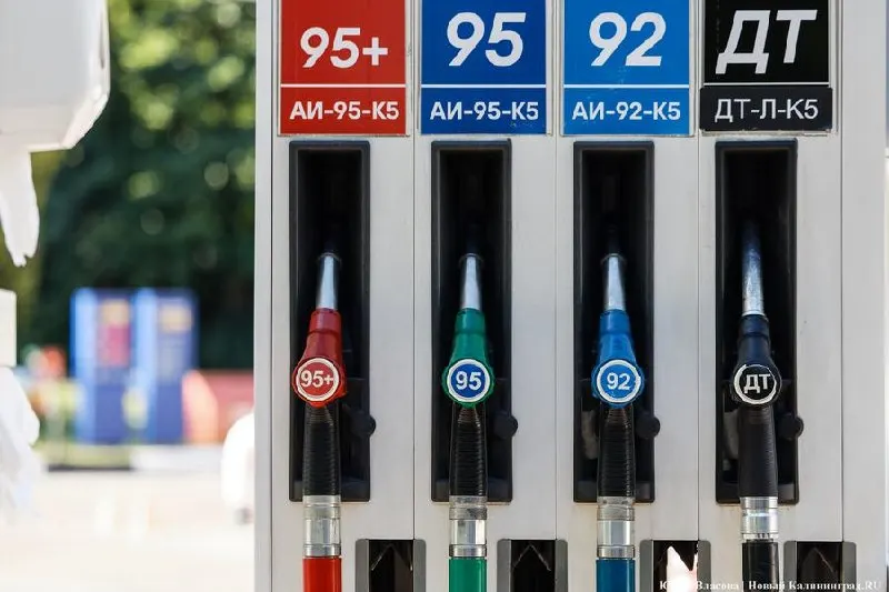 «Лукойл» отменил лимиты с 28 июля, «Сургутнефтегаз» планирует сделать то же с 1 августа, в то время как у «Балтнефти» ограничения пока сохраняются.