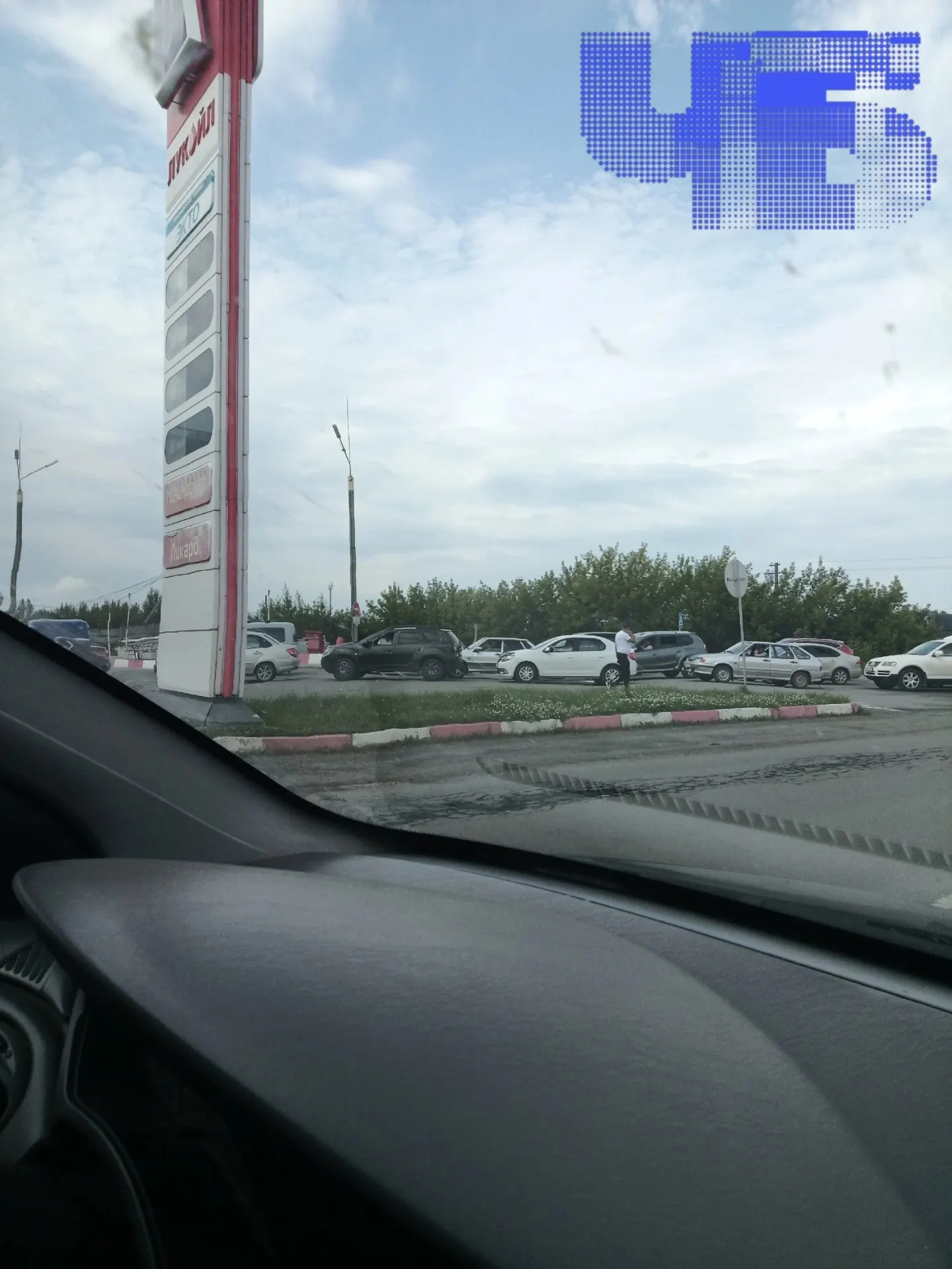 Автомобилисты жалуются на значительную разницу в цене на частных и сетевых заправках и большие очереди; требуют проверки ценообразования и стабилизации поставок топлива.