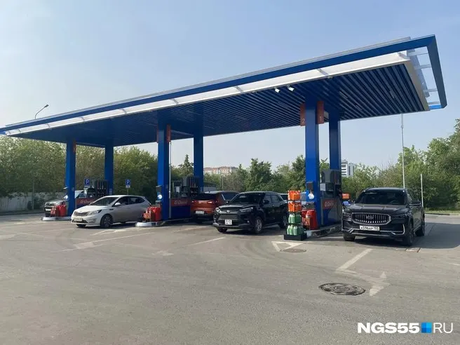 На некоторых автозаправках Омска литр автомобильного газа подорожал на рубль–полтора; также повысилась цена сжатого природного газа для муниципальных автобусов.