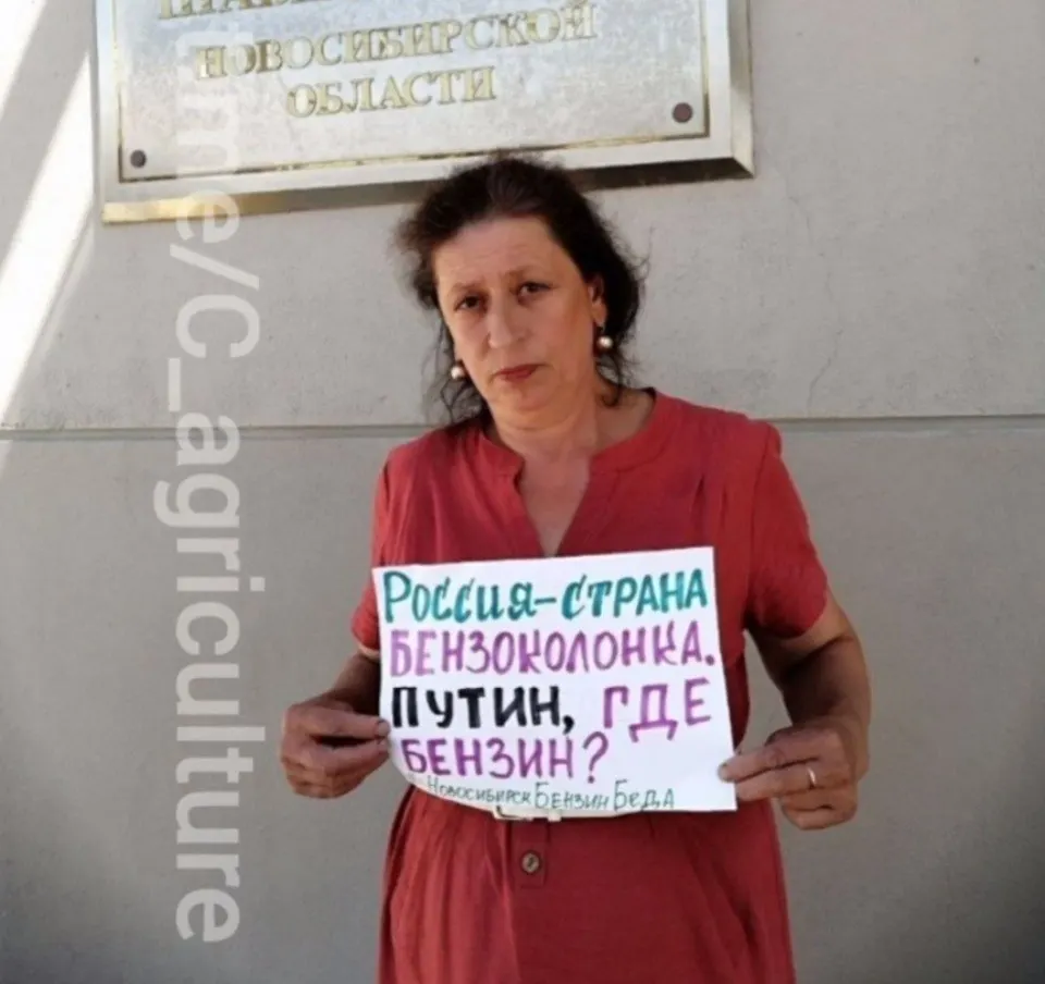 В центре Новосибирска местная жительница провела одиночный пикет против дефицита бензина на фоне перебоев с поставками и роста цен на автотопливо.