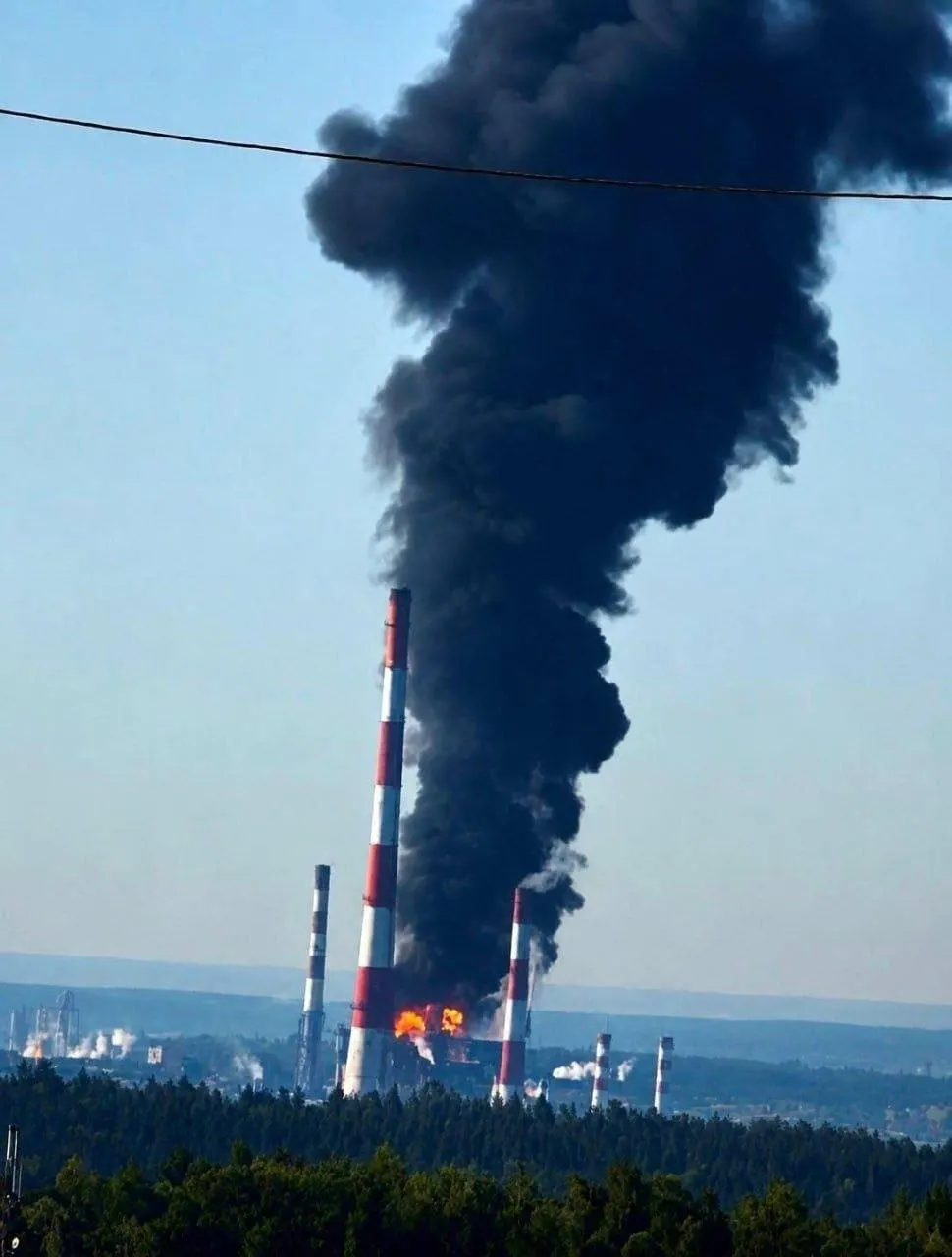 Ночью 2 июля дроны-камикадзе поразили кстовский НПЗ, один аппарат попал в жилой дом — есть погибший и раненые. Завод был ключевым поставщиком бензина в Чувашию; риск дефицита и роста цен на топливо.