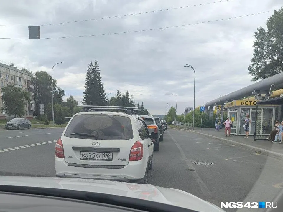 В нескольких городах и районах Кемеровской области у автозаправок выстроились длинные очереди: автомобилисты стоят по сотни метров в ожидании топлива. Разбираемся, где особенно сложно заправиться и к каким неудобствам это приводит.