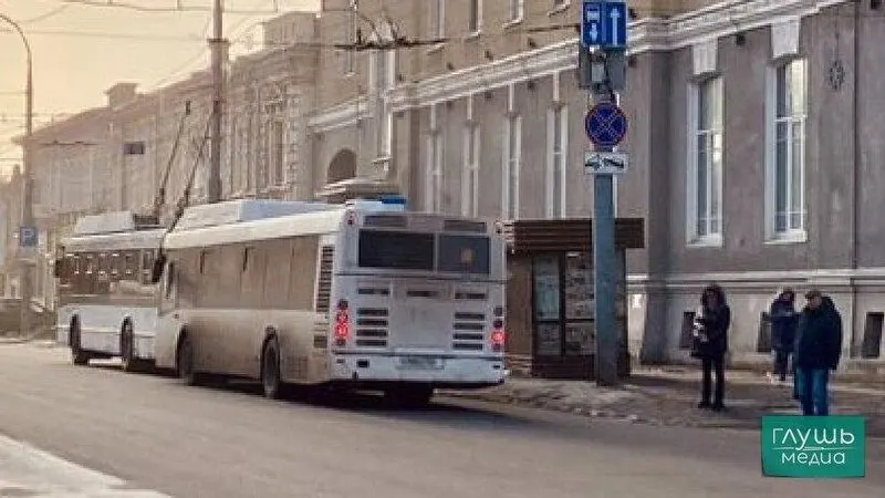 Тарифы на нескольких автобусных маршрутах изменились: в черте Саратова проезд вырос с 34 до 36 рублей, а на пригородных направлениях цены увеличены в зависимости от расстояния.