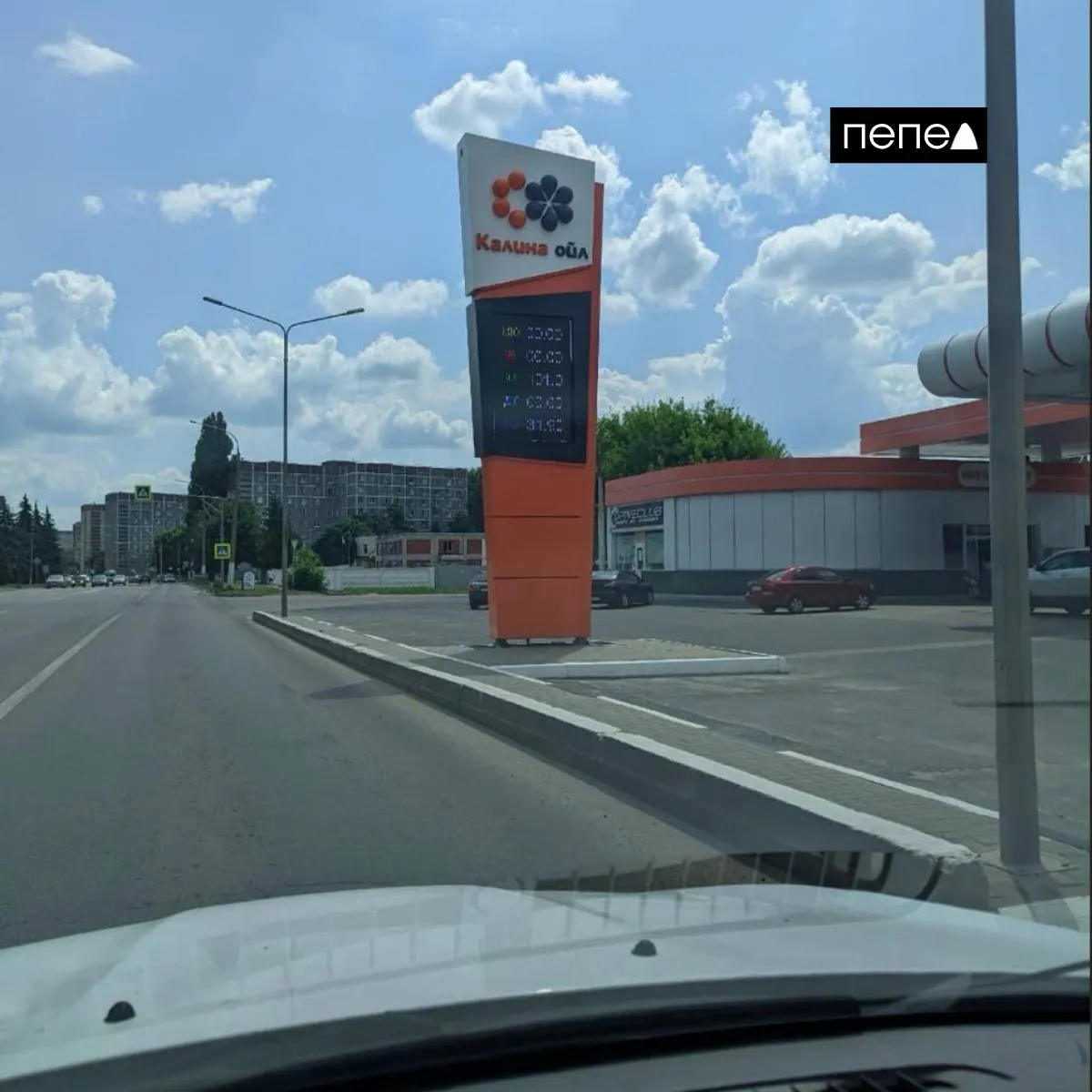 На отдельных АЗС Курской области цена АИ‑92 достигла 101 рубля за литр. На многих заправках ввели ограничения выдачи топлива и запрет на продажу в канистрах.