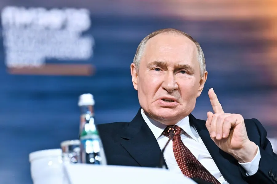 Президент заявил, что трудности на топливном рынке носят временный характер. Ненефтегазовые доходы бюджета во II квартале выросли на четверть в годовом выражении, а экономическая политика должна быть ориентирована на долгосрочные цели.