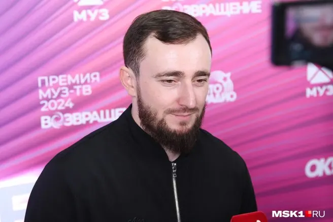 Исполнитель из Карачаево‑Черкессии приедет с концертом в Волгоград. Организаторы объявили более демократичные цены по сравнению с прошлой зимой, когда за самый дорогой билет просили 200 тысяч рублей.