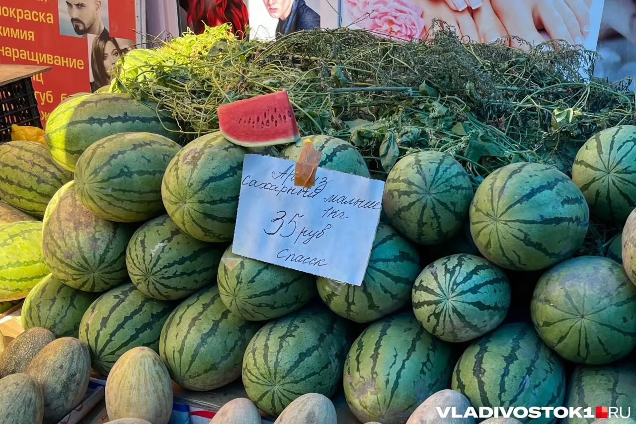 Месячный рост цен в Приморье оказался ниже среднероссийского уровня, но годовая инфляция превысила общероссийский показатель. Овощи и фрукты, а также подержанные импортные авто подешевели за счёт роста импорта; молочная продукция подорожала из‑за удорожания логистики.