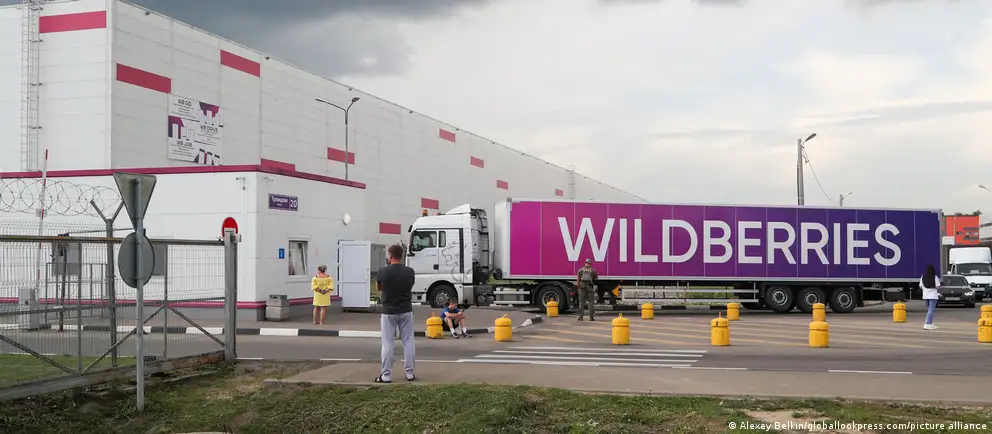 Ряд ударов беспилотников по складским центрам Wildberries привёл к серьёзным повреждениям логистики и крупным убыткам продавцов. Эксперты предупреждают о росте издержек бизнеса и возможном повышении цен для покупателей.
