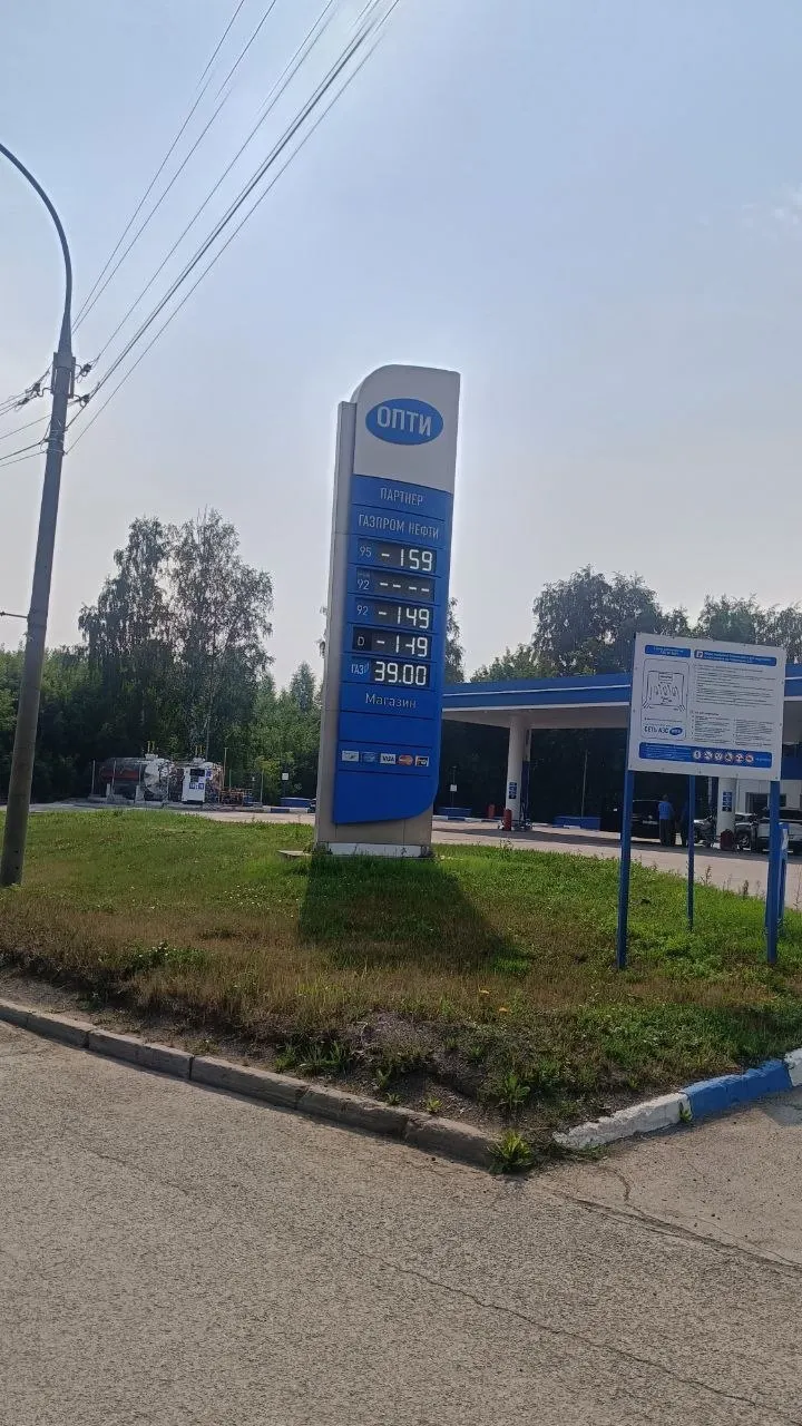 В нескольких сибирских регионах из‑за дефицита бензина люди сталкиваются с очередями, мошенничеством через приложения и скачком цен на газомоторное топливо; власти сообщают о частичных поставках и ограничениях продажи.