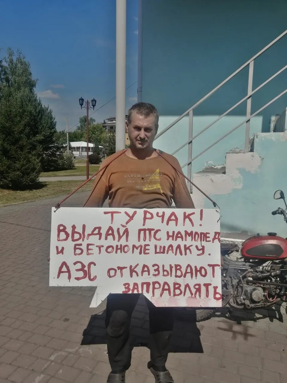 В нескольких регионах вводят ограничения на продажу бензина — от системы «чет‑нечет» и талонов до патрулей на заправках и дежурств казаков. Как развивается ситуация и какие меры принимают власти.