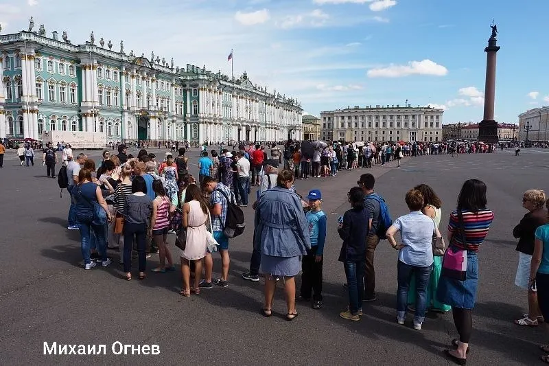 Чтобы разгрузить залы в пиковые часы, музей установит разные тарифы в «длинные» дни; льготные билеты и Главный Штаб изменений не затрагивают.