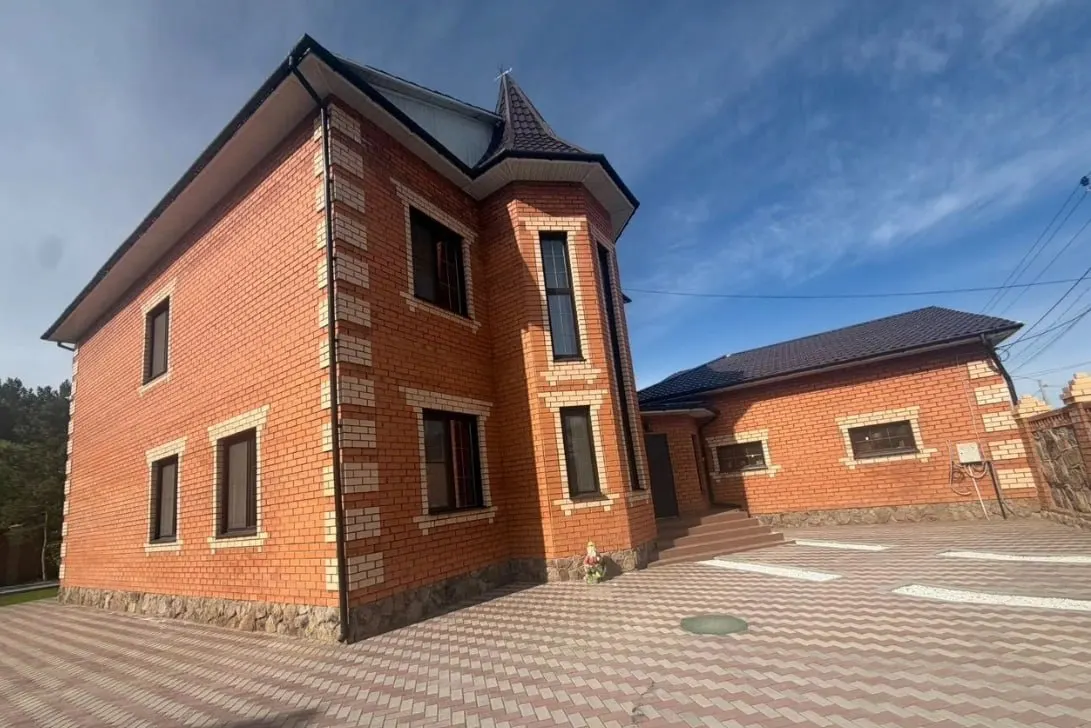 314 м², дизайнерский ремонт, гараж, баня, бассейн и участок 13 соток — дом в Сенной Пади выставлен за 74,5 млн рублей.