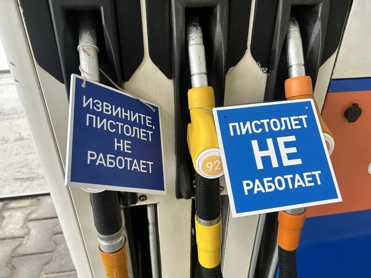Региональное УФАС заявило об отсутствии дефицита топлива, однако с начала года цены на АИ‑92 и АИ‑95 выросли почти на 5%, а на заправках остаются небольшие очереди.