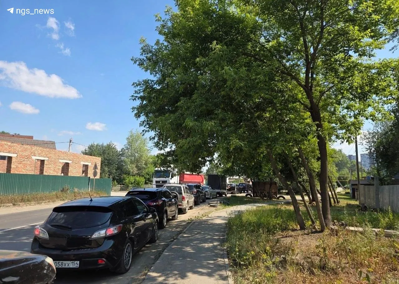 Одна из заправок возле Димитровского моста временно закрыта из‑за прибытия бензовоза: водители стоят в очереди около часа, из‑за чего страдает работа тех, кто связан с транспортом.