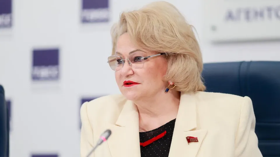 Глава комитета Госдумы по защите семьи Нина Останина предупредила, что почти треть НПЗ выведена из строя; дефицит топлива уже отражается на уборочной кампании и поставках продуктов.