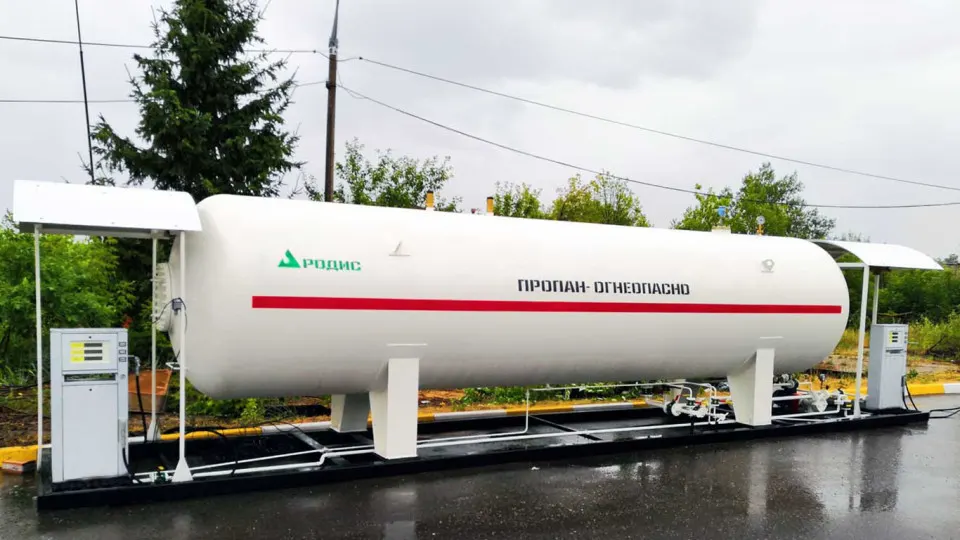 Из-за проблем с бензином россияне массово переоборудуют автомобили на газ: очереди на установку растянулись на месяцы, а поставки и цены на оборудование испытывают серьезные трудности.