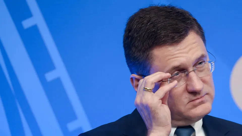 Вице‑премьер Александр Новак заявил о проблемах на топливном рынке: после атак беспилотников ряд НПЗ остановил переработку, загрузка мощностей упала до уровней конца 1990‑х—начала 2000‑х, производство бензина и дизеля значительно сократилось.