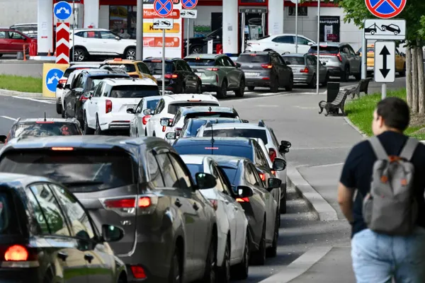 Муниципальные службы сообщили, что на автозаправках города отсутствует бензин — в продаже остался только дизель. Жители встают в очереди, в транспорте выключили кондиционеры, такси подорожали.
