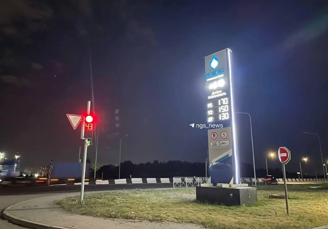 На одной из автозаправок на Северном объезде 95‑й бензин стоит 170 руб./л, 92‑й — 150 руб., дизель — 130 руб. Ранее, 4 июля, 95‑й продавали по 140 руб./л.