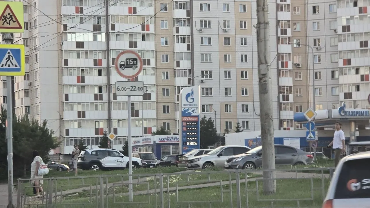 На нескольких автозаправках в регионе кончился дизель, на одной из колонок сняты ценники. Оператор сети сообщает о приостановке поставок оплаченного топлива; бензина может хватить ещё одну–две недели при отсутствии поставок.