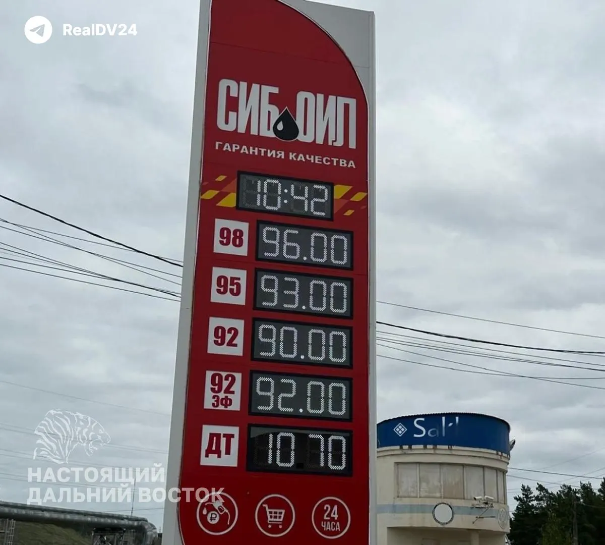 В республике ввели ограничения на отпуск бензина и дизеля: некоторые марки продают только по государственным контрактам, на остальные действует лимит. На ряде АЗС дизель подорожал до 107 рублей, в отдалённых районах возникают перебои с поставками.