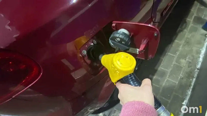 В Омске появились объявления о продаже бензина с доставкой до автомобиля. Указаны цены и услуги, но нет данных о продавце и разрешениях — покупателям советуют проявлять осторожность.