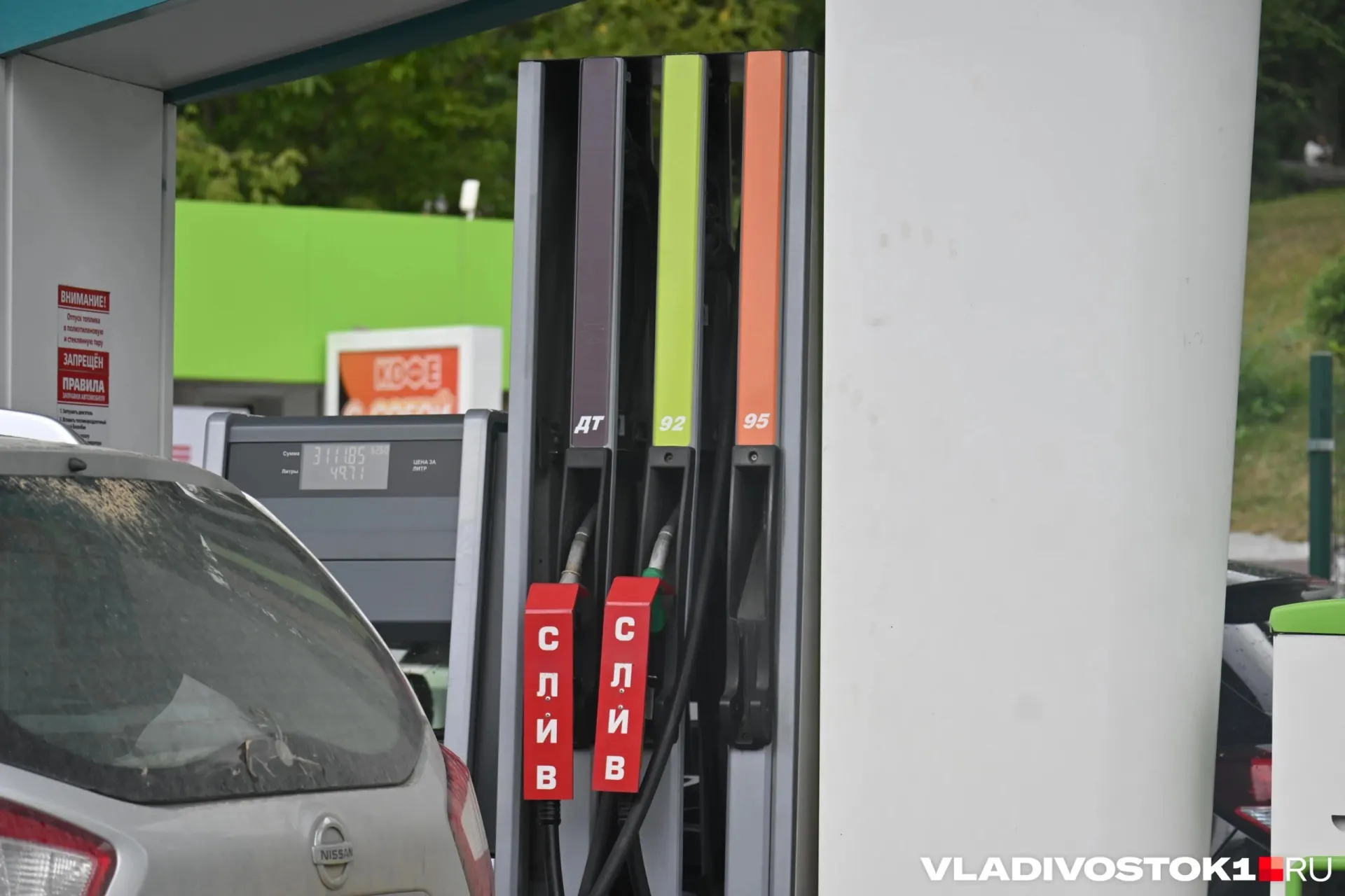 АИ‑95 подорожал до 97,95 руб., АИ‑92 — до 87,95 руб. У ряда заправок, в том числе Benzo, временно отсутствуют марки 92 и 95 — в продаже только дизель.