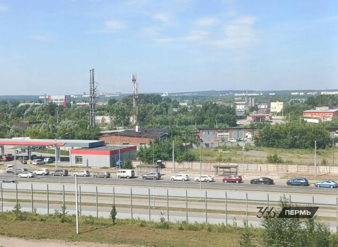 Жители Перми отмечают нехватку топлива и очередь на отдельных автозаправках; на некоторых станциях лимит топлива сократили до 10 литров на машину.