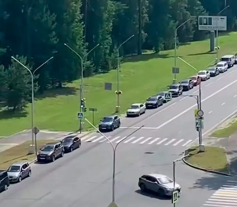 Власти признали дефицит бензина и дизеля в отдельных районах области; поставки топлива были организованы в Тегульдет и Первомайское, в Томске возобновляют продажи на независимых АЗС.