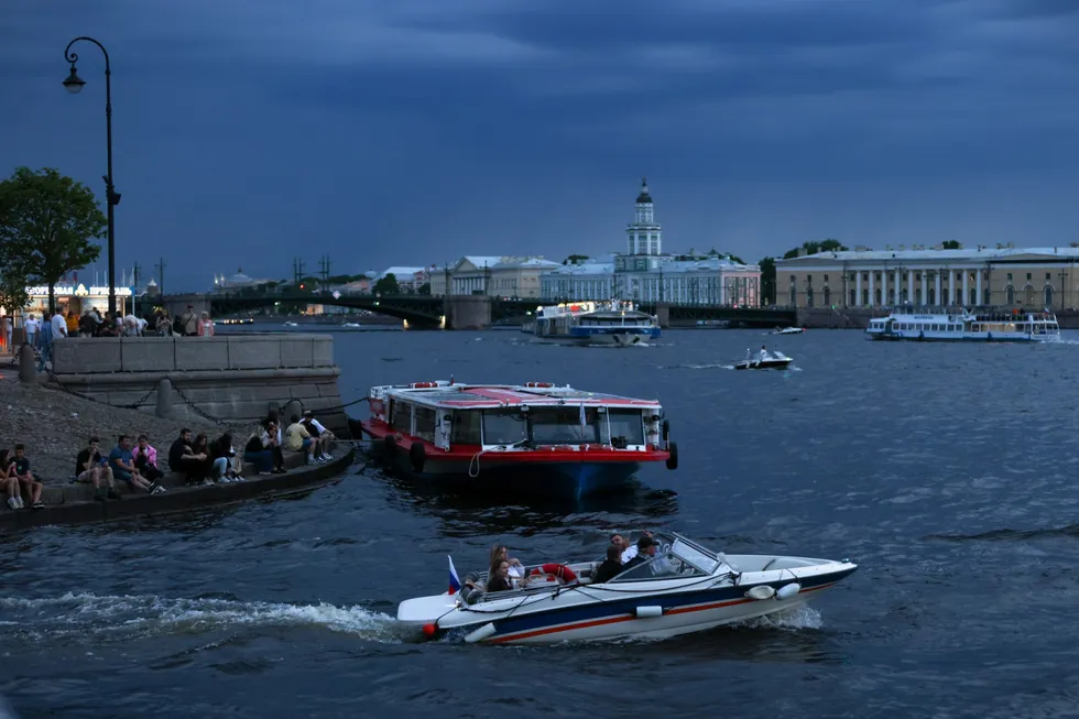 Владельцы катеров и яхт в Петербурге жалуются на дефицит топлива, лимиты на заправку и подорожание мобильной заправки. Многие заправляются из канистр или ограничивают работу — повышения цен на прогулки пока не происходит.