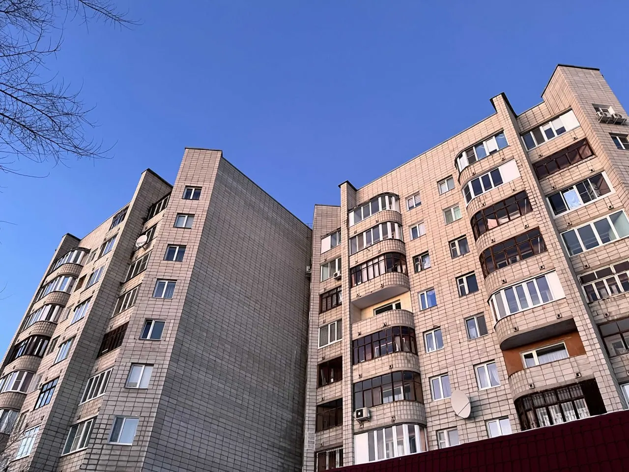 К концу июня 2026 года средний дисконт на вторичном рынке Омска составил 5,5% — выше были только Самара и Краснодар. По России средняя скидка снизилась до 4,9% на фоне оживления спроса и роста ипотечной активности.