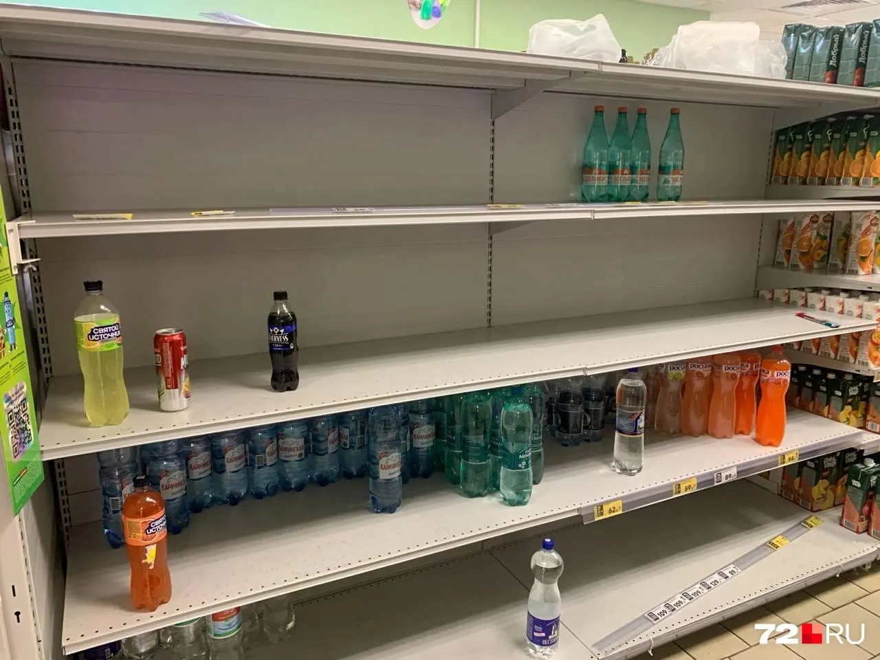 В Тюмени отмечается повышенный спрос на бутилированную воду: сети пополняют запасы, а власти поручили контролировать поставки и цены.